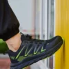 Chaussures de sécurité pour hommes, légères et confortables avec embout de protection en plastique, style tendance, anti-perforation et ultra-résistantes.
