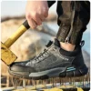 Chaussures de sécurité pour hommes avec embout en acier, semelles anti-écrasement, anti-perforation et antidérapantes ; chaussures de travail industrielles tendance à fermeture par bouton.