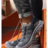 Les chaussures de sécurité pour hommes, légères, souples, confortables, respirantes et antidérapantes.